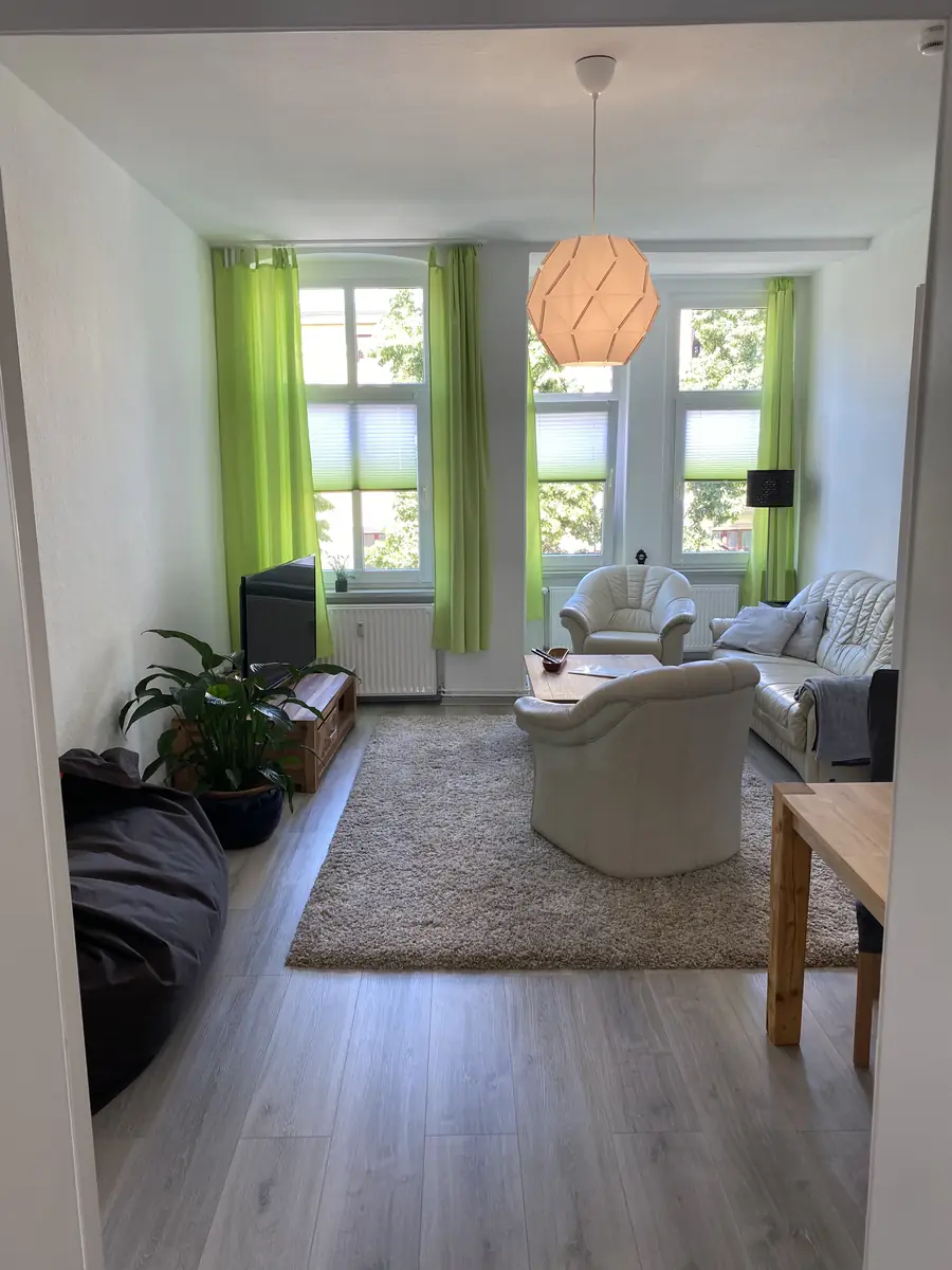 Helles Wohnzimmer mit gemütlicher Sitzecke und Pflanzen