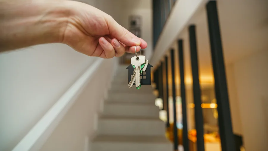 Hand haelt Wohnungsschluessel – Sondereigentumsverwaltung