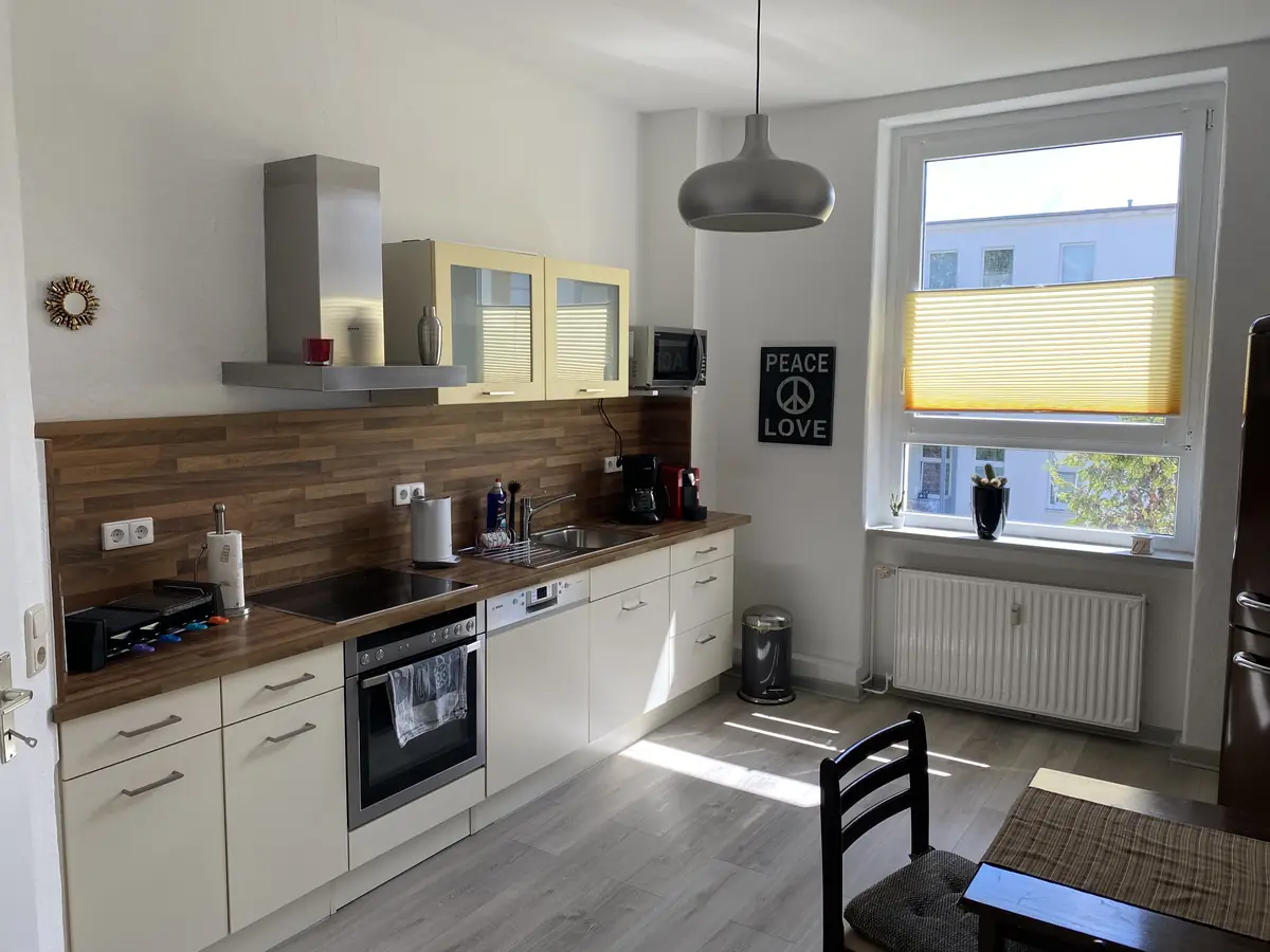 Moderne, vollständig eingerichtete Küche