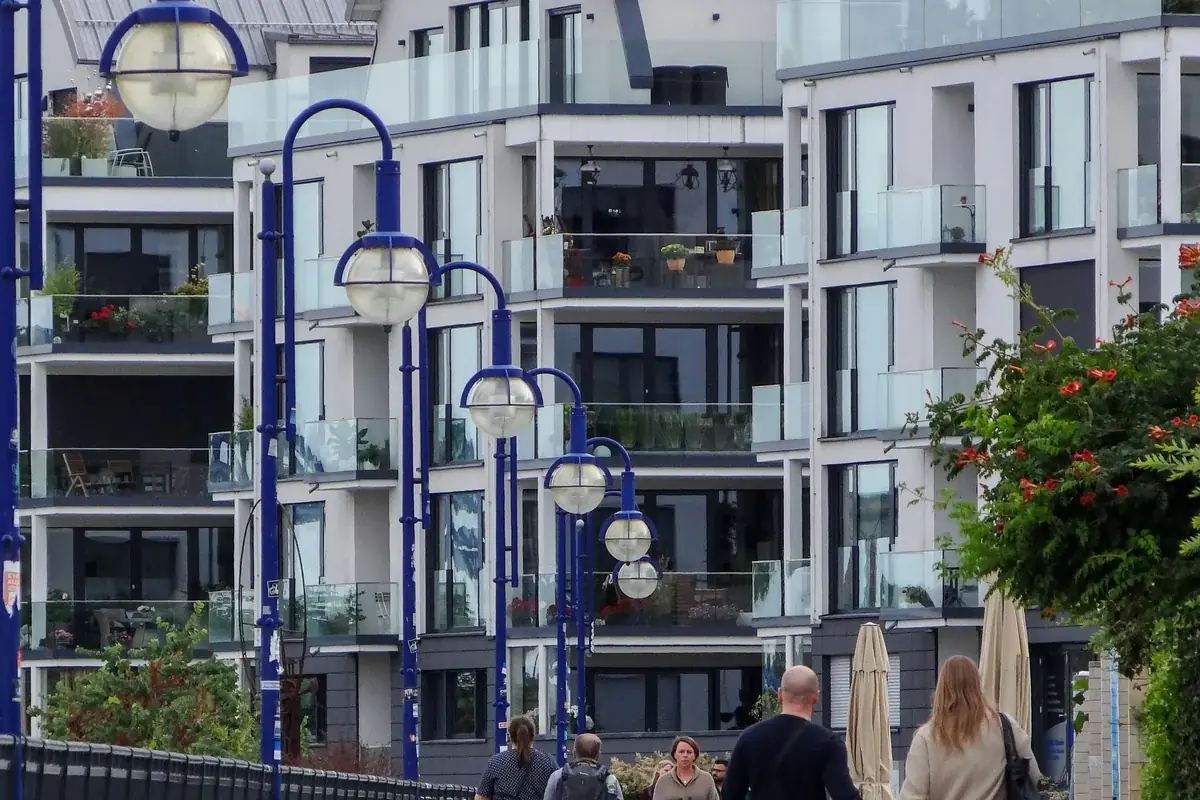 Moderne Wohnanlage in Magdeburg mit Promenade und Bewohnern – GENO Group betreut Immobilien in der ganzen Stadt
